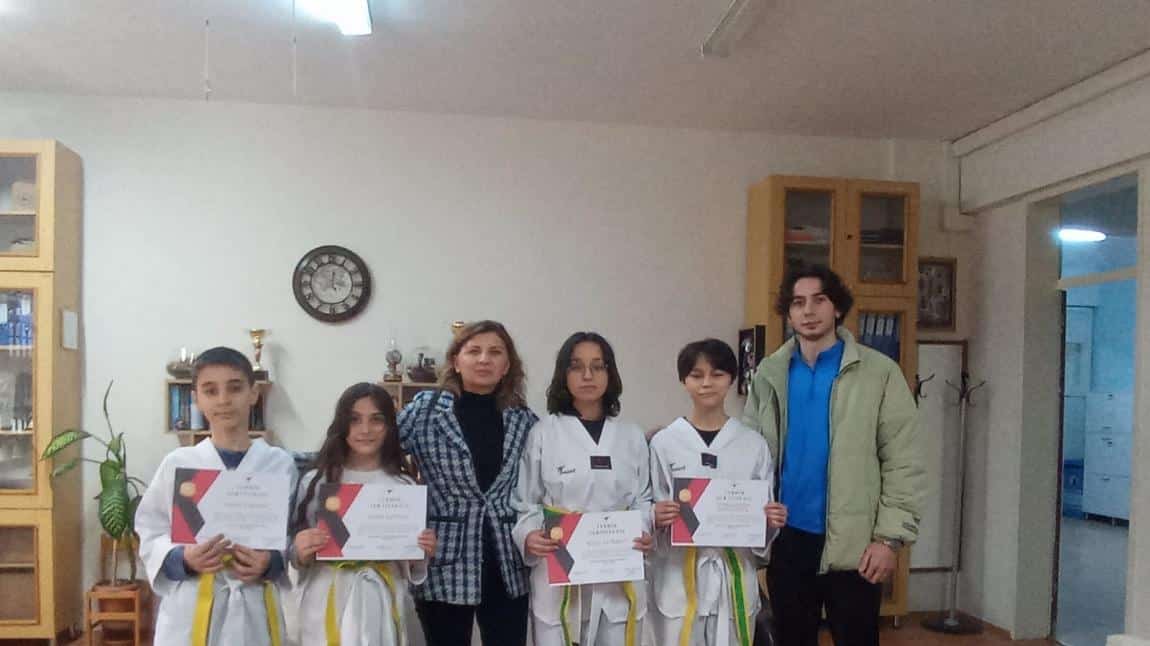 Taekwondo Kursumuza devam Eden Öğrencilerimiz Kuşaklarını Aldılar